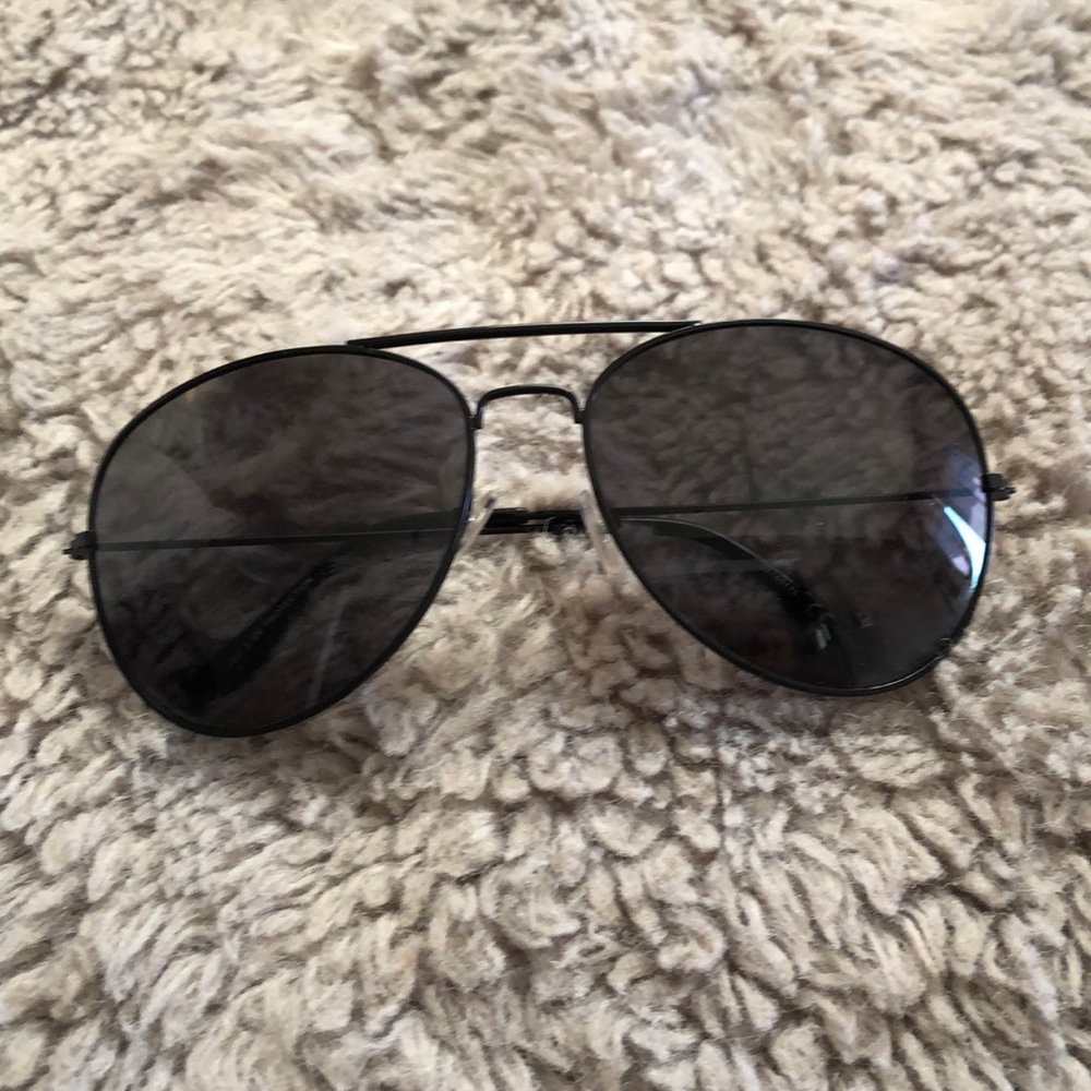 Oversized black aviators